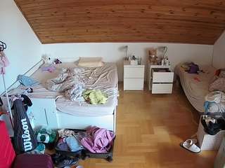 voyeurcam-julmodels-greybed-3
