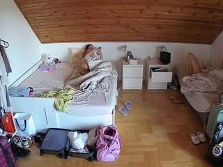 voyeurcam-julmodels-greybed-3
