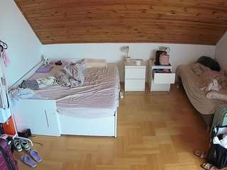 voyeurcam-julmodels-greybed-3