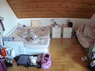 voyeurcam-julmodels-greybed-3
