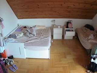 voyeurcam-julmodels-greybed-3