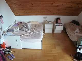 voyeurcam-julmodels-greybed-3