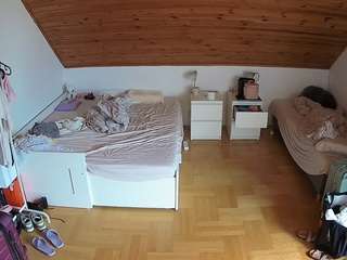voyeurcam-julmodels-greybed-3