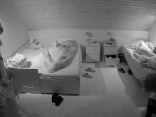 voyeurcam-julmodels-greybed-3