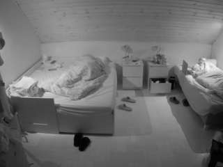 voyeurcam-julmodels-greybed-3