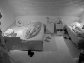 voyeurcam-julmodels-greybed-3