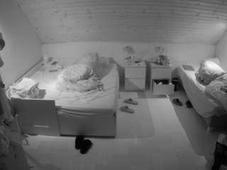voyeurcam-julmodels-greybed-3