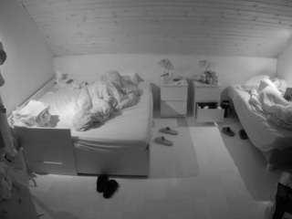 voyeurcam-julmodels-greybed-3