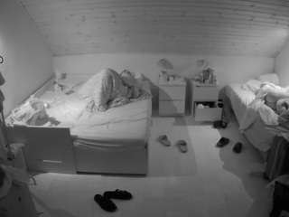 voyeurcam-julmodels-greybed-3 - Cam en Direct