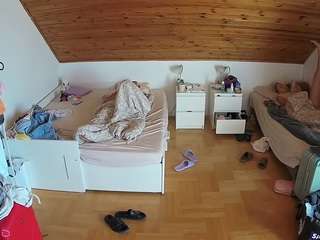 voyeurcam-julmodels-greybed-3