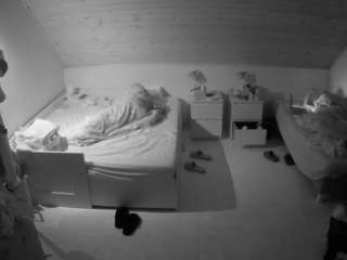 voyeurcam-julmodels-greybed-3