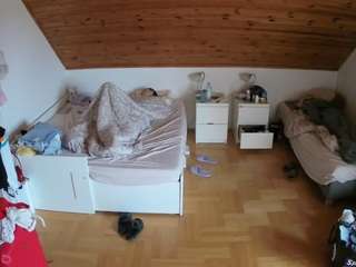 voyeurcam-julmodels-greybed-3