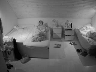  voyeurcam-julmodels-greybed-3 chat room