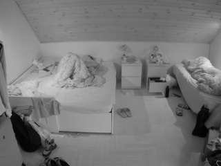 voyeurcam-julmodels-greybed-3 live cam