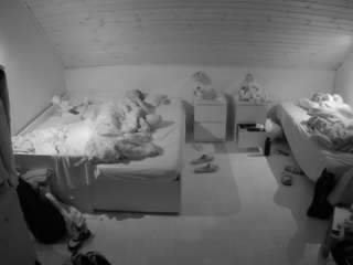 voyeurcam-julmodels-greybed-3