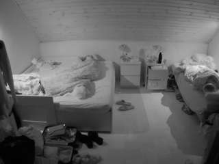 voyeurcam-julmodels-greybed-3 Webcam Model Profile