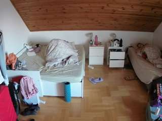 voyeurcam-julmodels-greybed-3