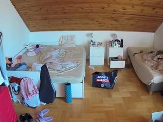 voyeurcam-julmodels-greybed-3