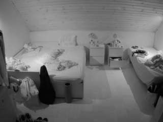 voyeurcam-julmodels-greybed-3 - Cam en Direct