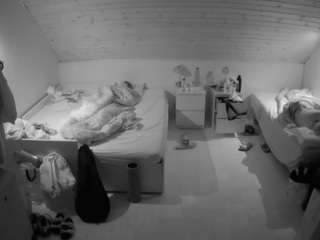 voyeurcam-julmodels-greybed-3 - Cam en Direct