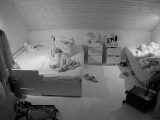 voyeurcam-julmodels-greybed-3