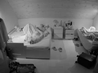 voyeurcam-julmodels-greybed-3