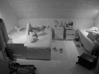 voyeurcam-julmodels-greybed-3