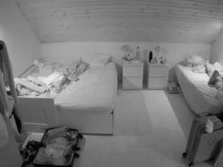 voyeurcam-julmodels-greybed-3 camsoda