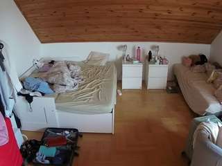 voyeurcam-julmodels-greybed-3