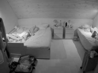 voyeurcam-julmodels-greybed-3