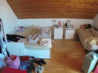 voyeurcam-julmodels-greybed-3
