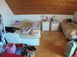 voyeurcam-julmodels-greybed-3