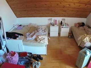 voyeurcam-julmodels-greybed-3