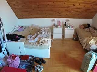 voyeurcam-julmodels-greybed-3