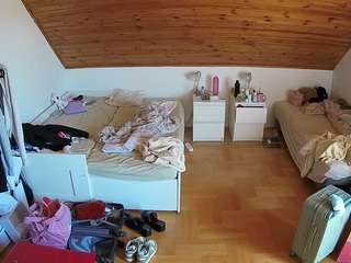 voyeurcam-julmodels-greybed-3