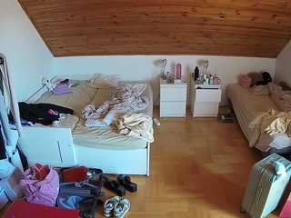 voyeurcam-julmodels-greybed-3