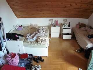 voyeurcam-julmodels-greybed-3