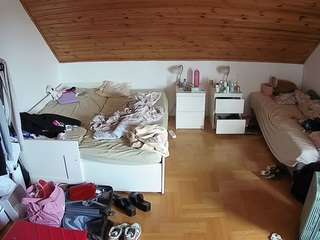 voyeurcam-julmodels-greybed-3
