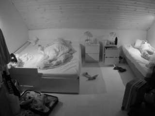 voyeurcam-julmodels-greybed-3