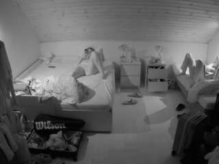 voyeurcam-julmodels-greybed-3