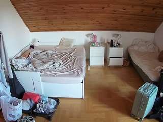voyeurcam-julmodels-greybed-3 webcam