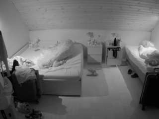 voyeurcam-julmodels-greybed-3
