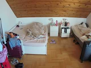 voyeurcam-julmodels-greybed-3