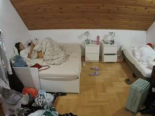 voyeurcam-julmodels-greybed-3