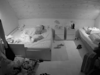 voyeurcam-julmodels-greybed-3