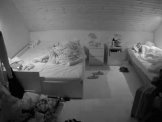 voyeurcam-julmodels-greybed-3