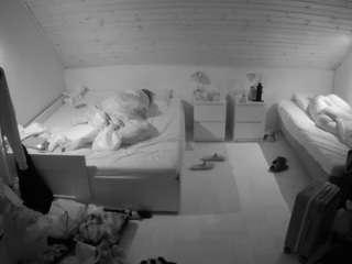 voyeurcam-julmodels-greybed-3