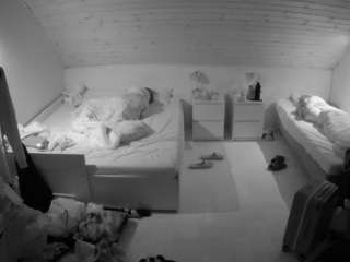 voyeurcam-julmodels-greybed-3