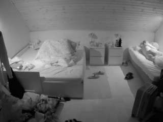voyeurcam-julmodels-greybed-3