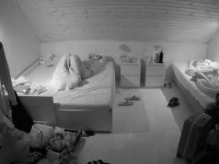 voyeurcam-julmodels-greybed-3